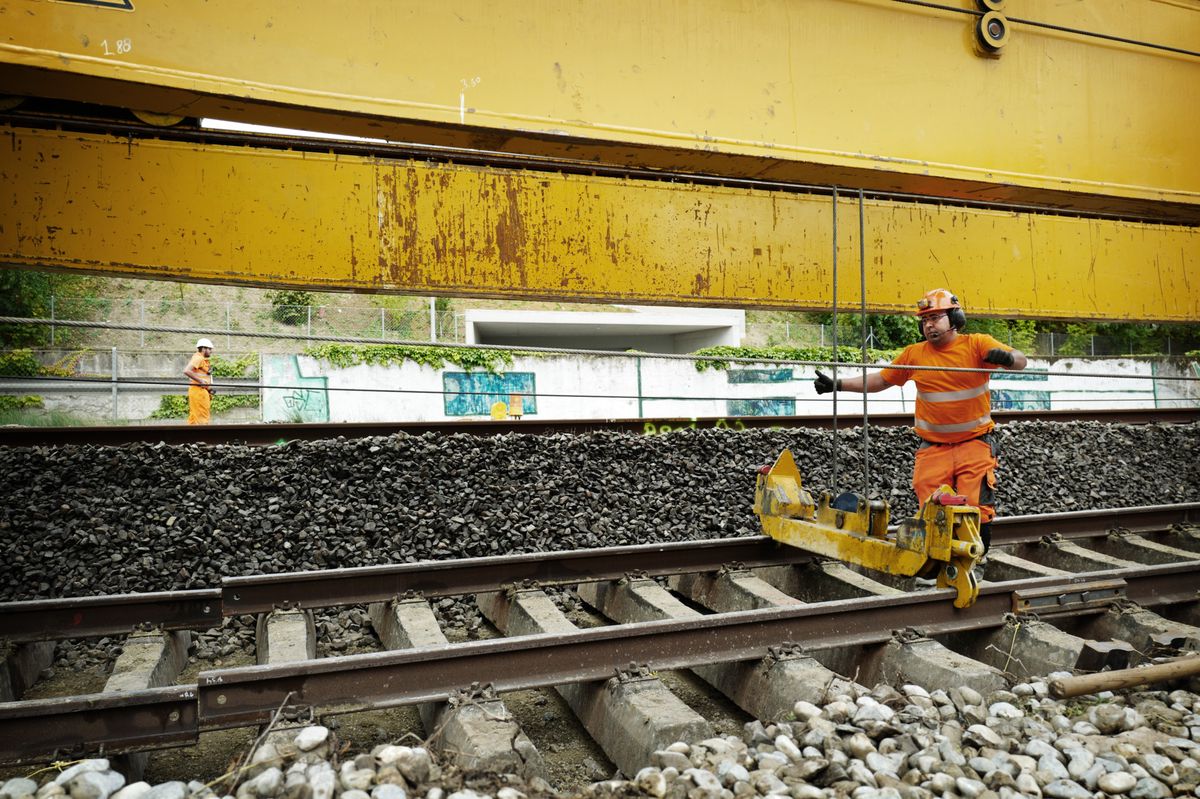 Chantier d’entretien de la voie à Chambésy.