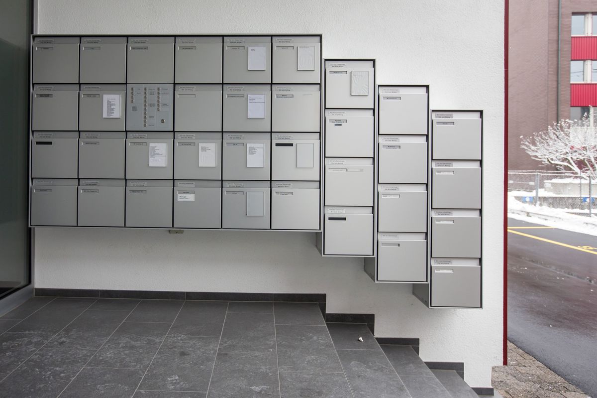 Ein Briefkasten, aufgenommen am Sonntag, 8. Januar 2017, in der Stadt Zug. (KEYSTONE/Alexandra Wey)