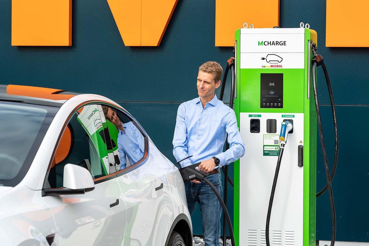 Migros va continuer de développer son réseau de bornes de recharge pour voitures électriques mais n’offrira plus la gratuité du courant.