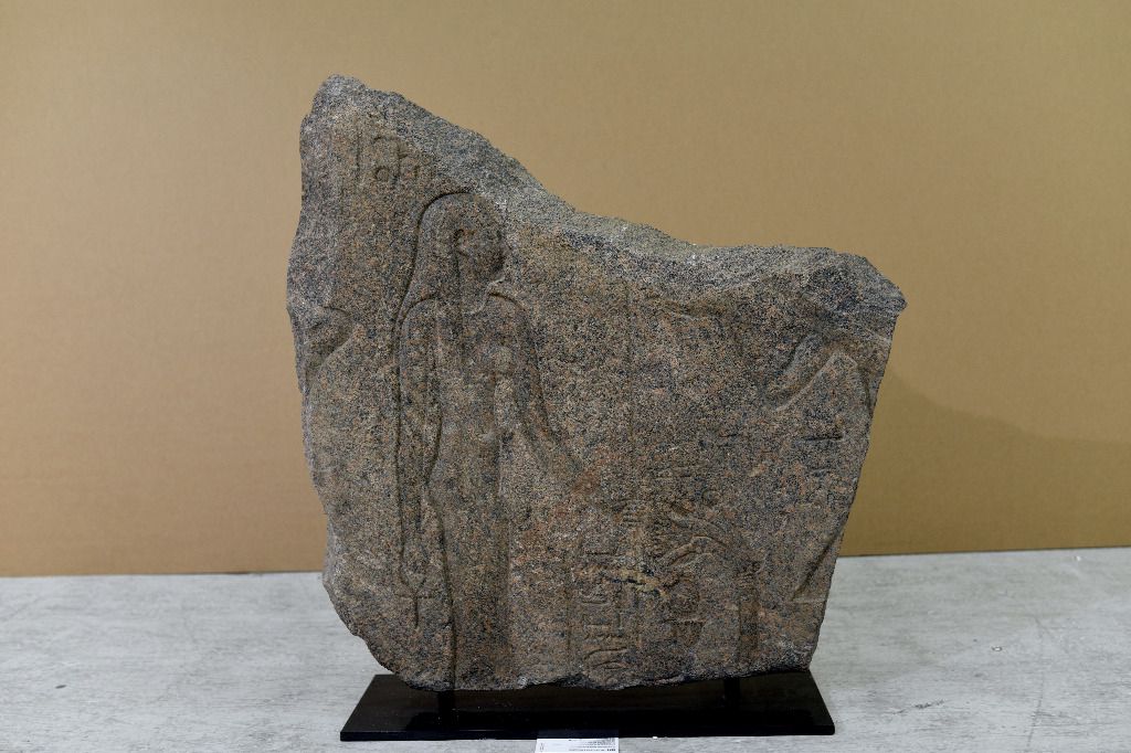Volé il y a 30 ans, un relief de granit est rendu à l'Egypte