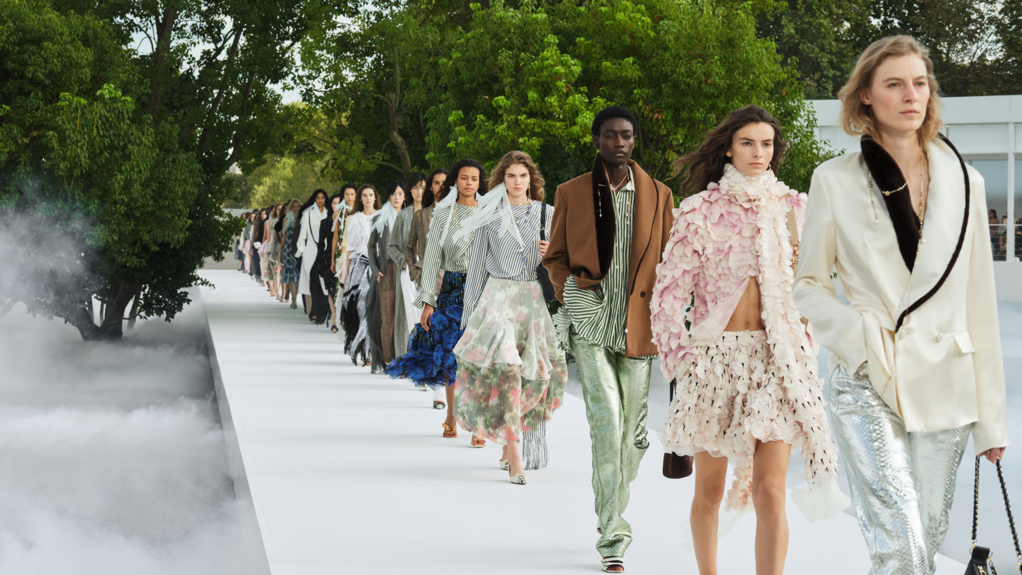 Fashion Week de Paris: Les podiums parisiens misent sur l’apesanteur face à la gravité du monde