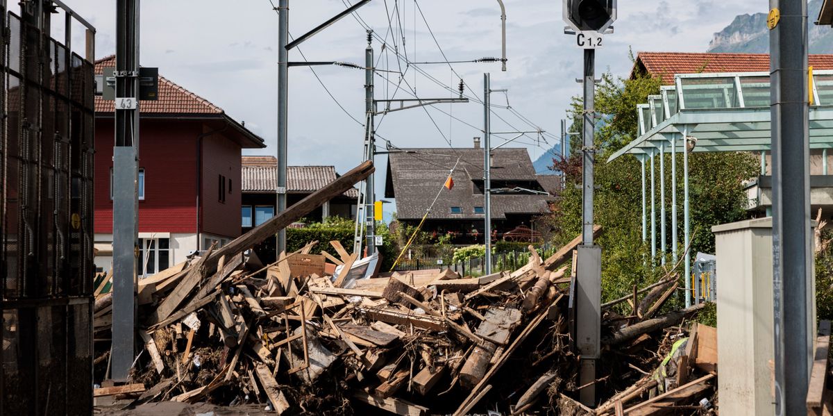 Gleise der Zentralbahn beim Bahnhof in Brienz mit Schwemmholz blockiert, aufgenommen nach den Unwettern vom 12. August 2024.