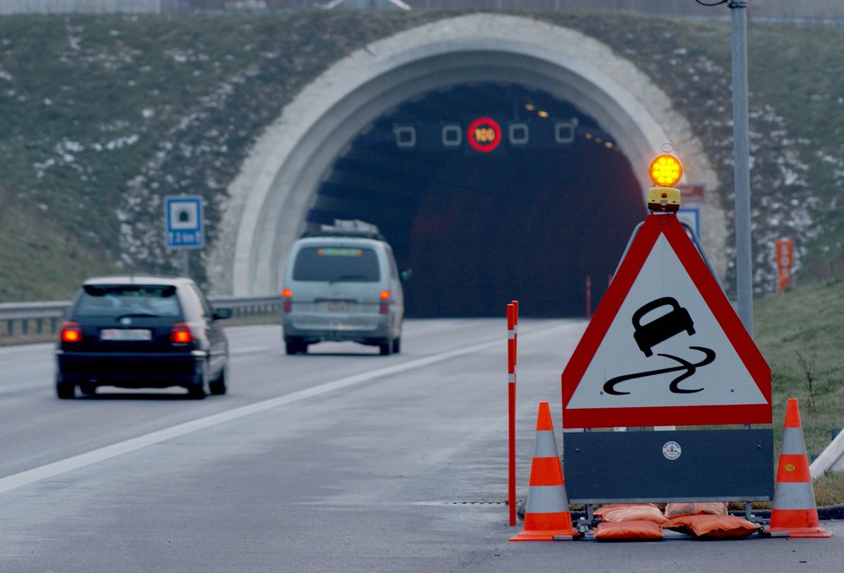 Autoroute A1: tunnel d'Arrissoules, côté Estavayer-Le-Lac. Flambant neuf, l'ouvrage prend l'eau. Et celle-ci gèle. Le tunnel a dû être fermé en urgence. Et des travaux d'étanchéité sont prévus dès le printemps 2002.