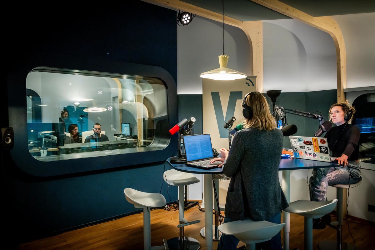 Geneve, le 6 novembre 2023. Les studios de Radio Vostok, une architecture novatrice, signee Charlotte Schussele, au rez-de-chaussee du lotissement des Schtroumpfs, sur les hauts du quartier des Grottes, au 41, rue Louis-Favre. L animatrice Emma Thibert et Laure von der Weid, responsable de la rubrique culturelle, echangent en direct durant la Quotidienne de Radio Vostok. © Magali Girardin