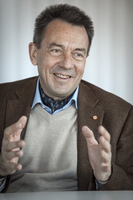1. Peter Maurer (5.): Peter Maurer (58) führt als Präsident des Internationalen Komitees vom Roten Kreuz  die wichtigste humanitäre Organisation der Welt und beschreitet dabei neue Wege. So hat er die Organisation mit einer TV-Dokumentation nicht nur transparenter gemacht, sondern er spricht auch mal Klartext. Maurer forderte beispielsweise Anfang 2014 Israel auf, im Konflikt mit den Palästinensern internationales Recht einzuhalten. Gefragt waren die anerkannten diplomatischen Fähigkeiten des 58-Jährigen im letzten Jahr in besonders vielen Krisenregionen, von Syrien über den Irak und den Sudan bis hin zur Auseinandersetzung zwischen der Ukraine und Russland. Dabei konnte er immer wieder kleine Fortschritte erzielen.