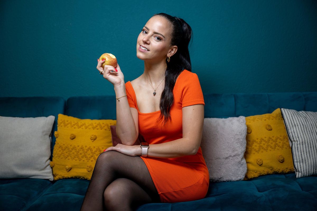 Priscilla Formaz (Forma de son nom d'artiste) apporte un soin particulier à la décoration de son appartement lausannois, où elle compose. Elle s’est pris quelques coups de courant électrique et certaines étagères sont tombées en pleine nuit mais elle y tient: elle souhaite tout faire d’elle-même. 