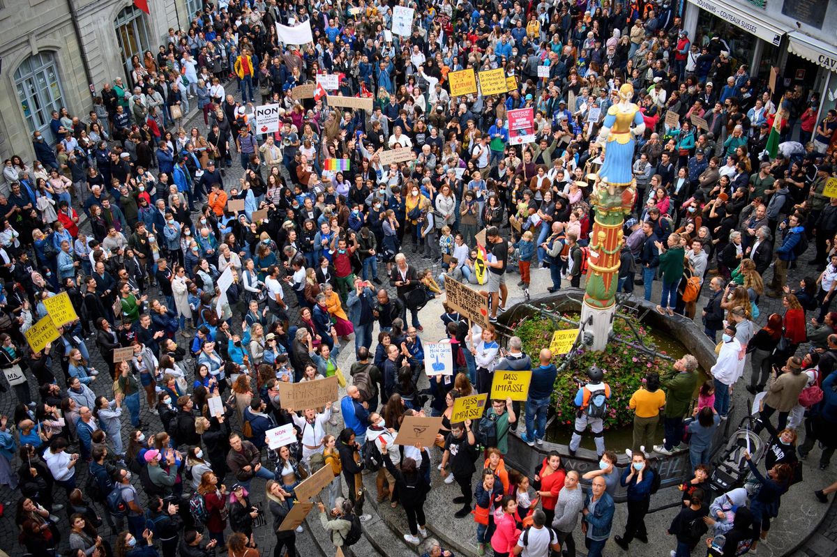 Des personnes lors d’une manifestation contre l’obligation du certificat Covid ce mardi 21 septembre 2021 a Lausanne. 2000 personnes de plusieurs mouvements, dont des etudiants, ont manifesté dans les rues de Lausanne pour la liberté et contre le Pass Covid. (KEYSTONE/Laurent Gillieron)