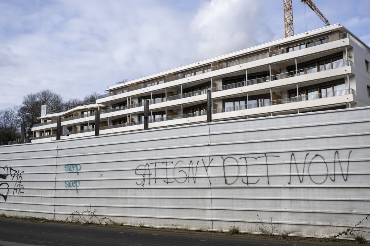 Satigny dit "Non" sur une palissade de chantier des arcades commerciales et des dépôts dans le nouveau quartier aux Celliers.