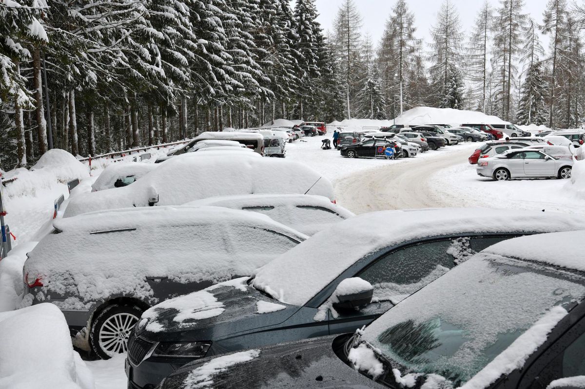 Les accès et parkings de plusieurs stations sont arrivés à saturation, dimanche. (Ici, ce lundi au départ de la télécabine du Roc d’Orsay, à Villars.) 