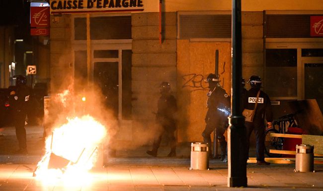 Nach dem jüngsten Entscheid des Verfassungsrats wurden allein in Paris über 100 Personen festgenommen.
