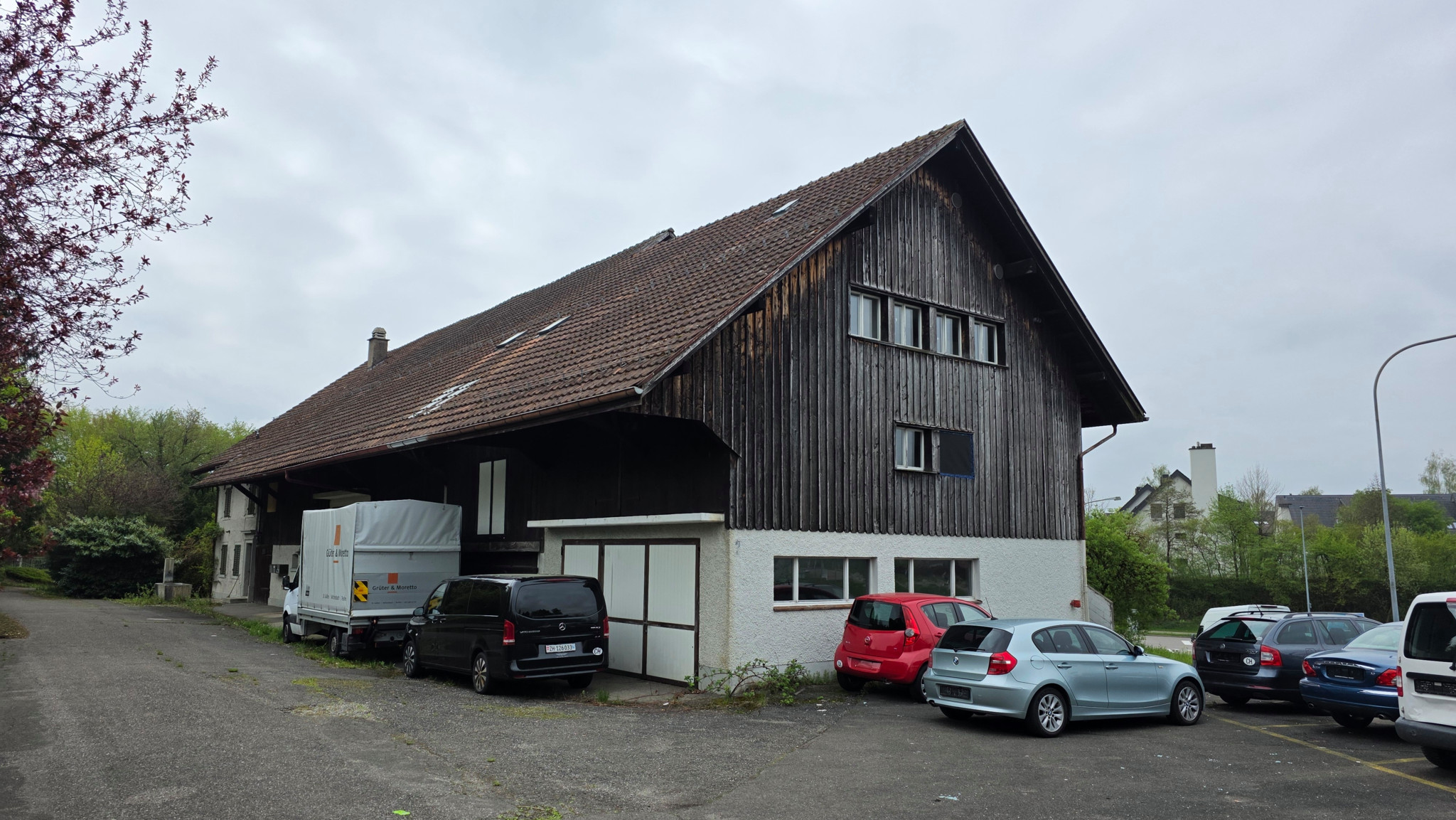 Altes Bauernhaus in Bassersdorf: Investoren kaufen teures Land für Mehr­familien­häuser – dann kommt der Heimat­schutz