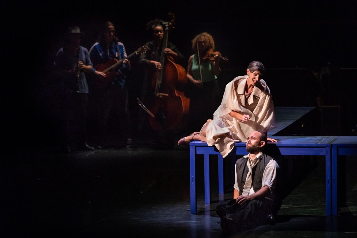L’un des beaux moments du spectacle: Maria de la Paz interprétant le chant d’une morte pour son fils (Christophe Baltus).