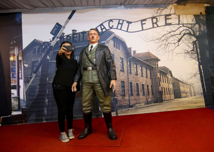 sexpuppe hitler ▷ Dessous für Mollige main image 0