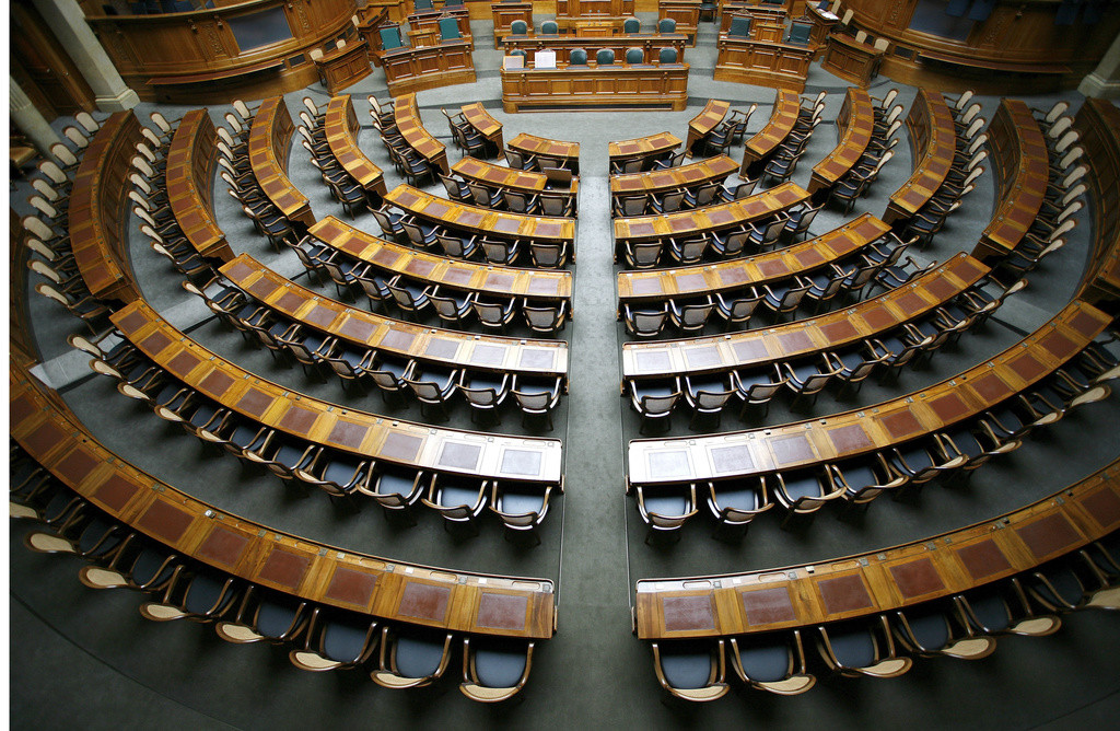 Blick in den neu renovierten Nationalratssaal. Das vom St. Galler Architekten Hans Wilhelm Auer erbaute Bundeshaus (1894-1902) wurde waehrend rund drei Jahren umfassend saniert und umgebaut. (KEYSTONE/EQ IMAGES/Monika Flueckiger)