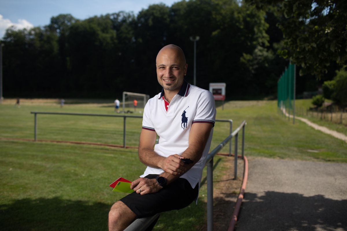 Enseignant et arbitre de foot, Luca Cibelli vit à Fétigny, où il a joué au foot et il aime s’entraîner.
