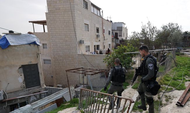 Dimanche 29 janvier 2023, des soldats israéliens arrivent devant la maison familiale de Khayri Alqam, auteur de l’attaque ayant tué vendredi six Israéliens et une Ukrainienne près d’une synagogue avant d’être abattu.